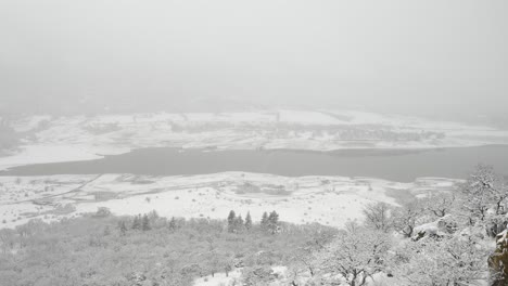 Drohnenaufnahme-Eines-Schneebedeckten-Auswanderersees-In-Der-Nähe-Von-Ashland,-Oregon