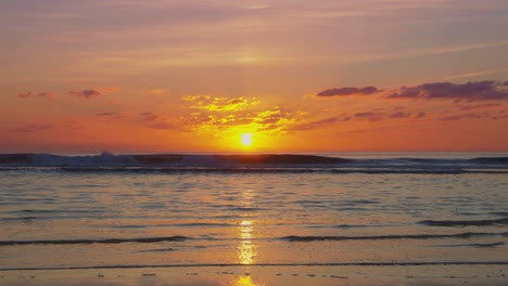 Puesta-De-Sol-Sobre-La-Playa-En-Una-Tarde-De-Verano-Ligeramente-Nublada