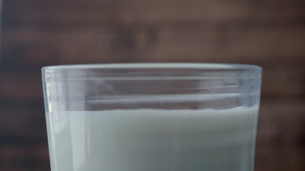 유리잔 에 우유 를 부어 넣는 것