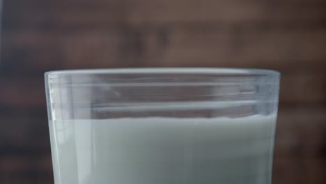 la leche se vierte en un vaso