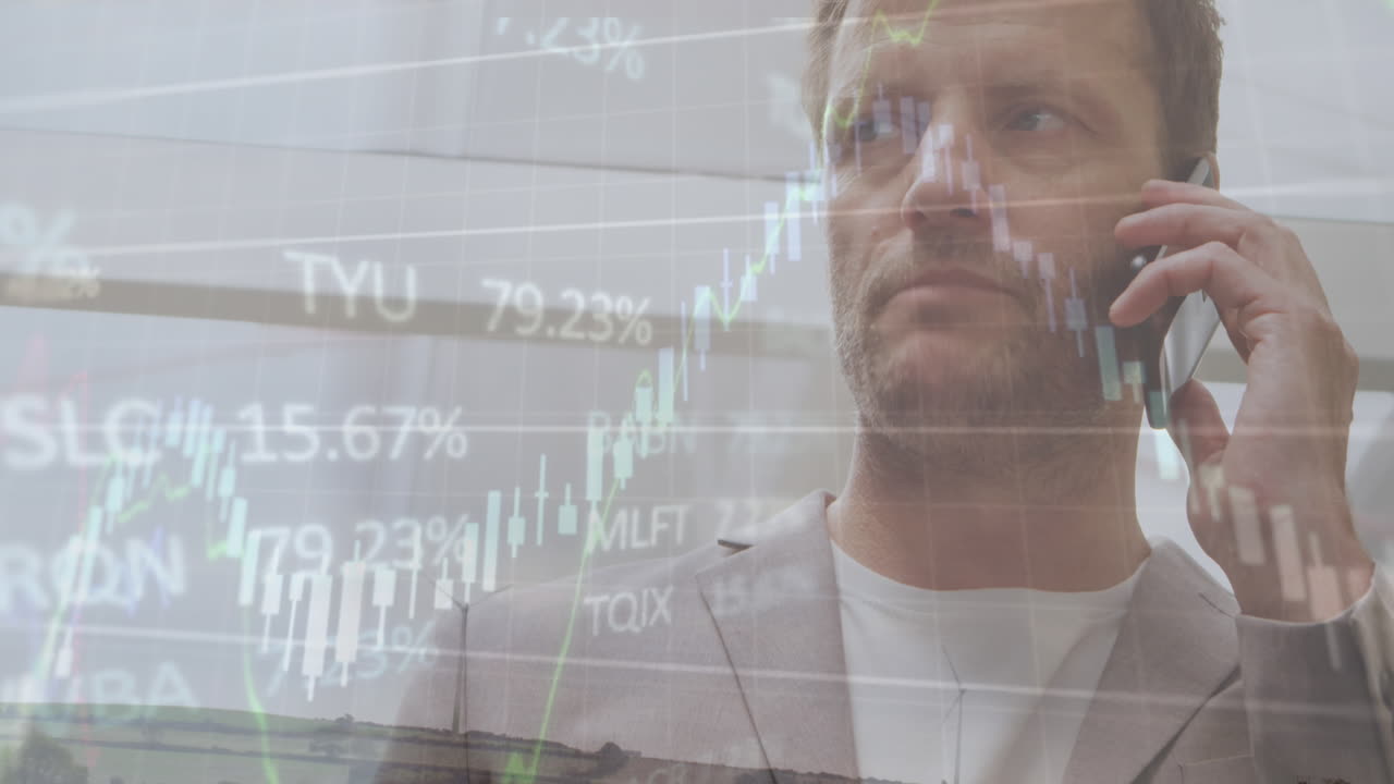 animación del procesamiento de datos financieros sobre un hombre de negocios caucásico hablando en su teléfono inteligente en la oficina.