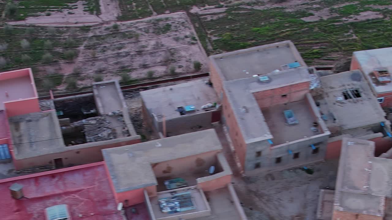 Vista aerea di edifici e campi in Marocco di giorno.