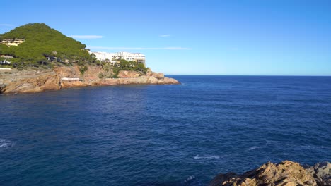 Europäischer-Strand-Im-Mittelmeer-Spanien-Weiße-Häuser-Ruhiges-Meer-Türkisblau-Begur-Costa-Brava-Ibiza