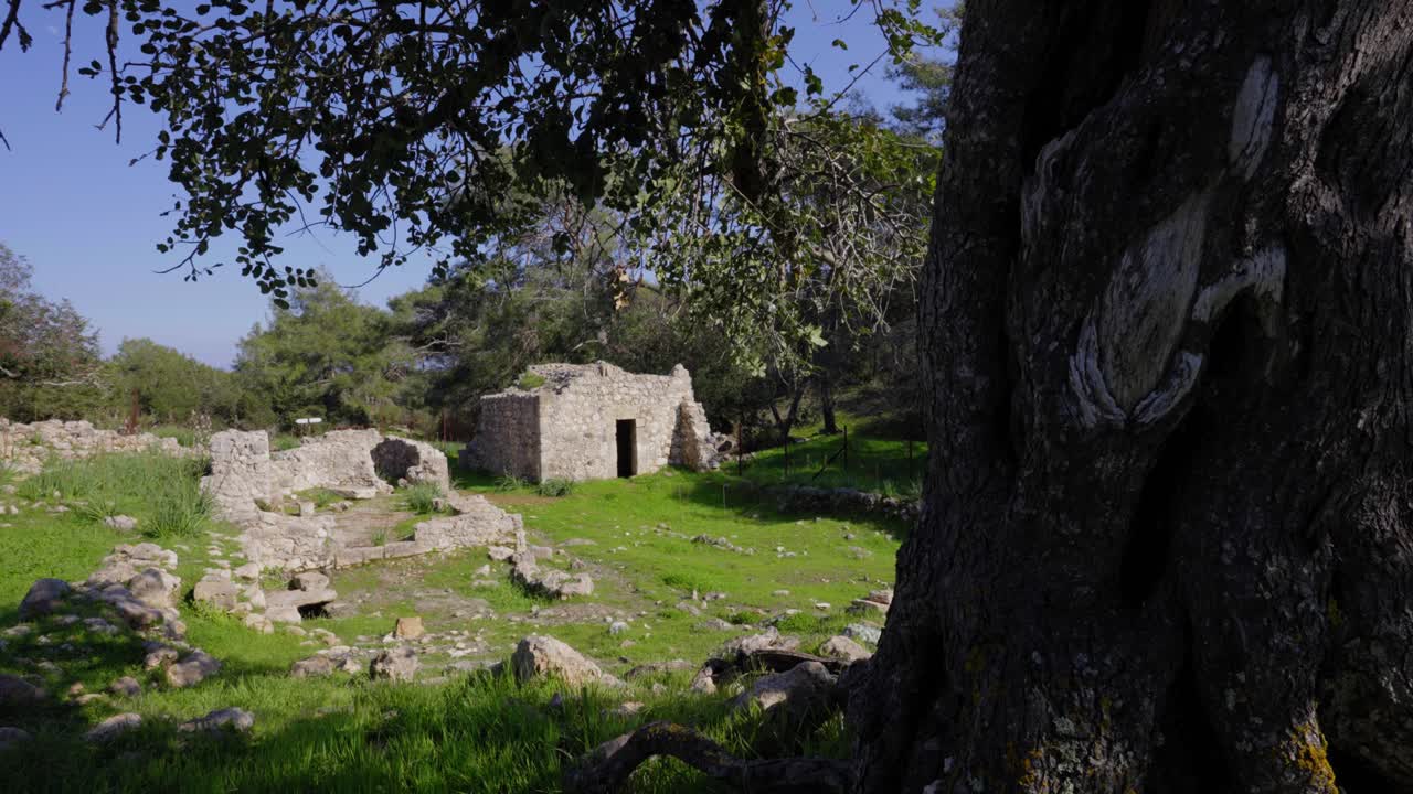 Movimento di tilt verso il basso sui resti di un vecchio monastero in Grecia