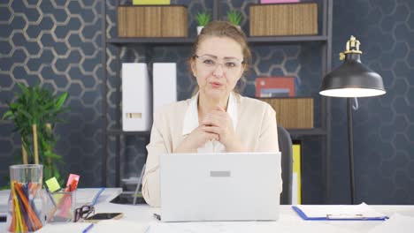 mujer de negocios hablando por facetime a través de la cámara.