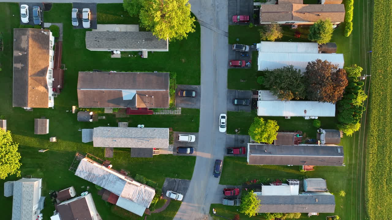 vista aérea de arriba hacia abajo del parque de casas móviles en américa