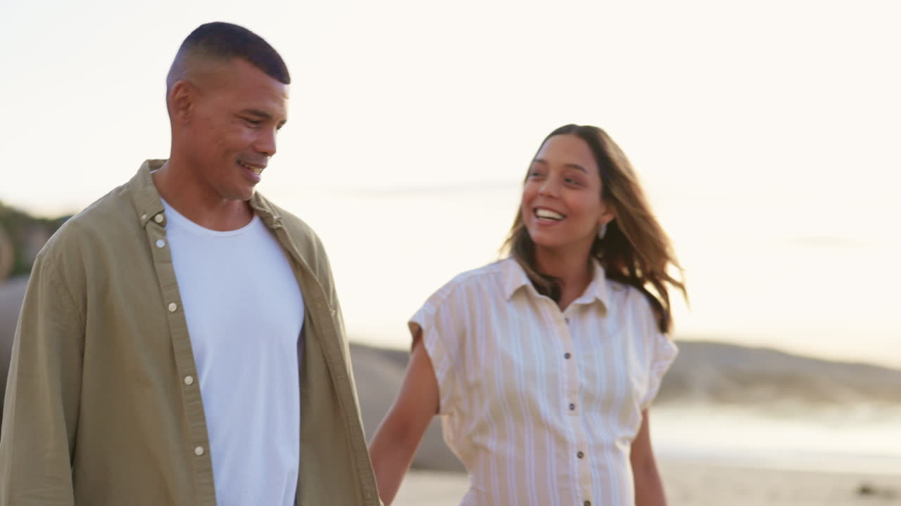 해변에서 행복하고, 사랑하고, 커플