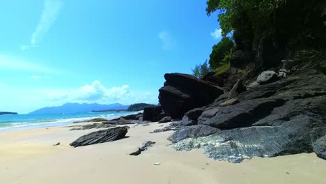 playa del paraíso de arena blanca con la isla de langkawi malasia