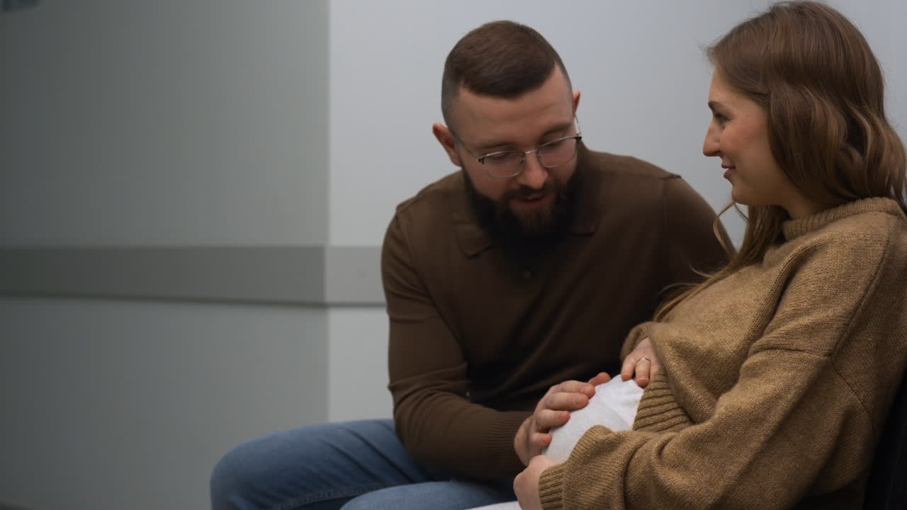 pareja en la sala de espera
