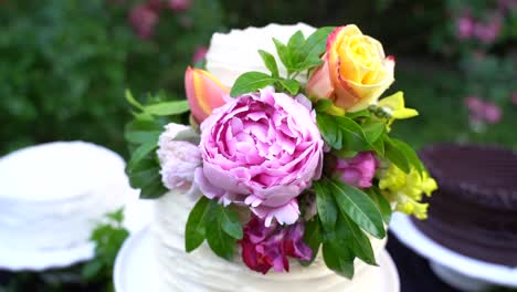 Bunter-Blumenstrauß-Und-Rosen-Schmücken-Die-Hochzeitstorte-Einer-Hochzeitsfeier-Im-Freien-In-Zeitlupe