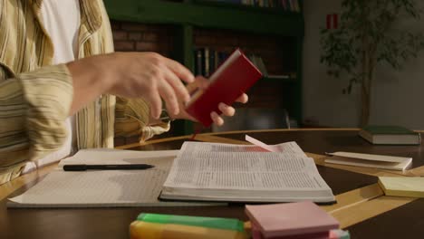 joven que estudia en una biblioteca