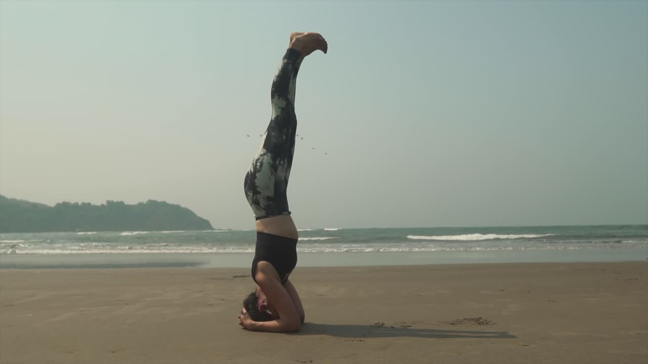 vinyasa 요가 흐름을 연습하는 backbend 테이블 상단 위치에 headstand