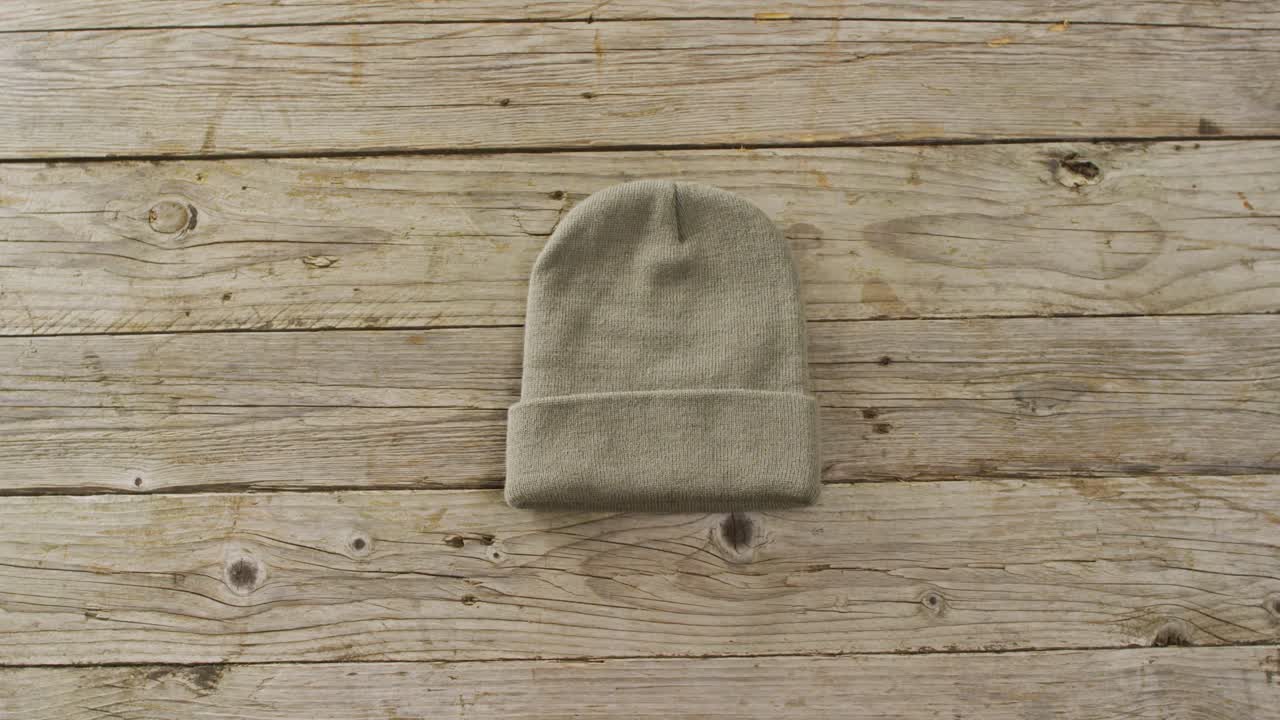 Video in primo piano di un cappello su sfondo di legno