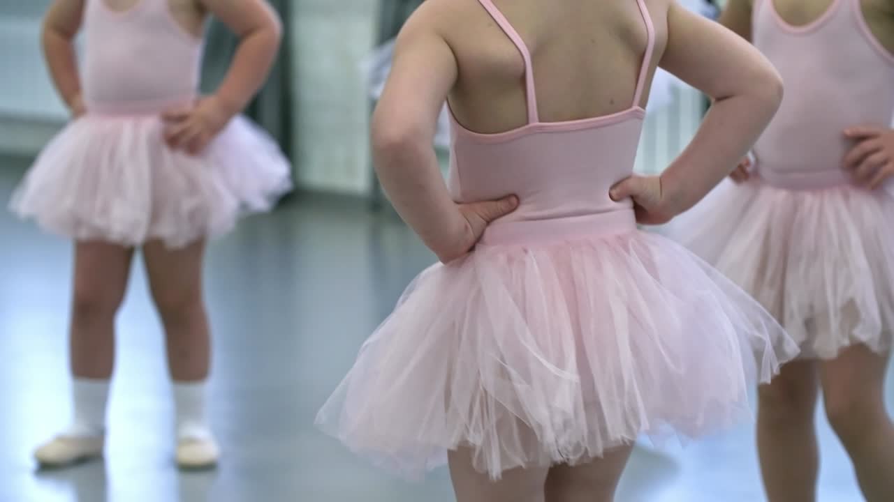 작은 발레리나들이 따뜻해지고 있습니다.