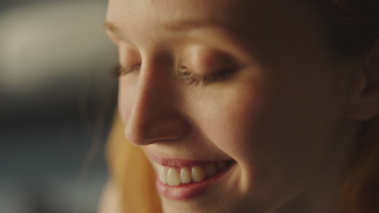 mujer sonriendo con los ojos cerrados