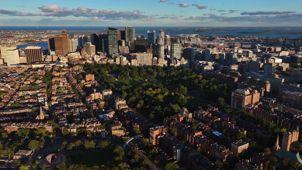 Tomada de drone panorâmica da paisagem urbana de Boston, com o porto e o oceano ao fundo