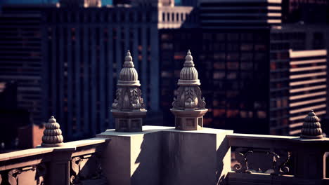 una vista desde un techo mirando hacia el horizonte de la ciudad.