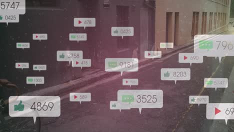 animación de notificaciones de las redes sociales sobre una mujer afroamericana que anda en bicicleta en la calle de la ciudad