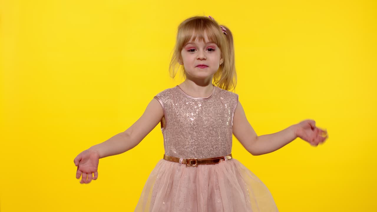 niña grabando mensaje de video hablando en webcam, niña hablando de sí misma, haciendo llamada en línea