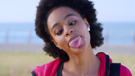 mujer negra, lengua y cara graciosa