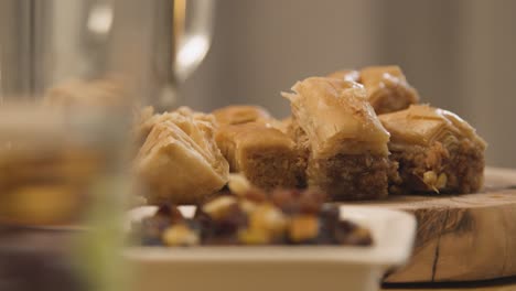 nahaufnahme von baklava auf dem tisch der muslimischen familie zu hause, der für die mahlzeit zur feier von eid gedeckt ist