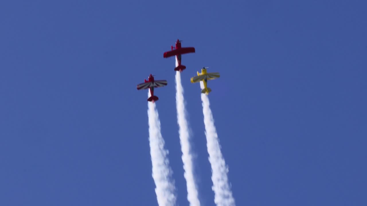 vuelo de precisión con rastros de humo de colores