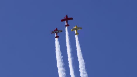 vuelo de precisión con rastros de humo de colores