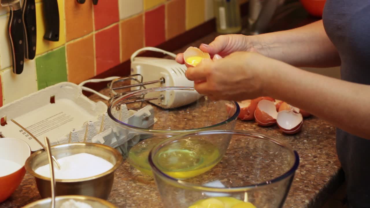 mujer separando las yemas de las claras para la mezcla de masa para pasteles