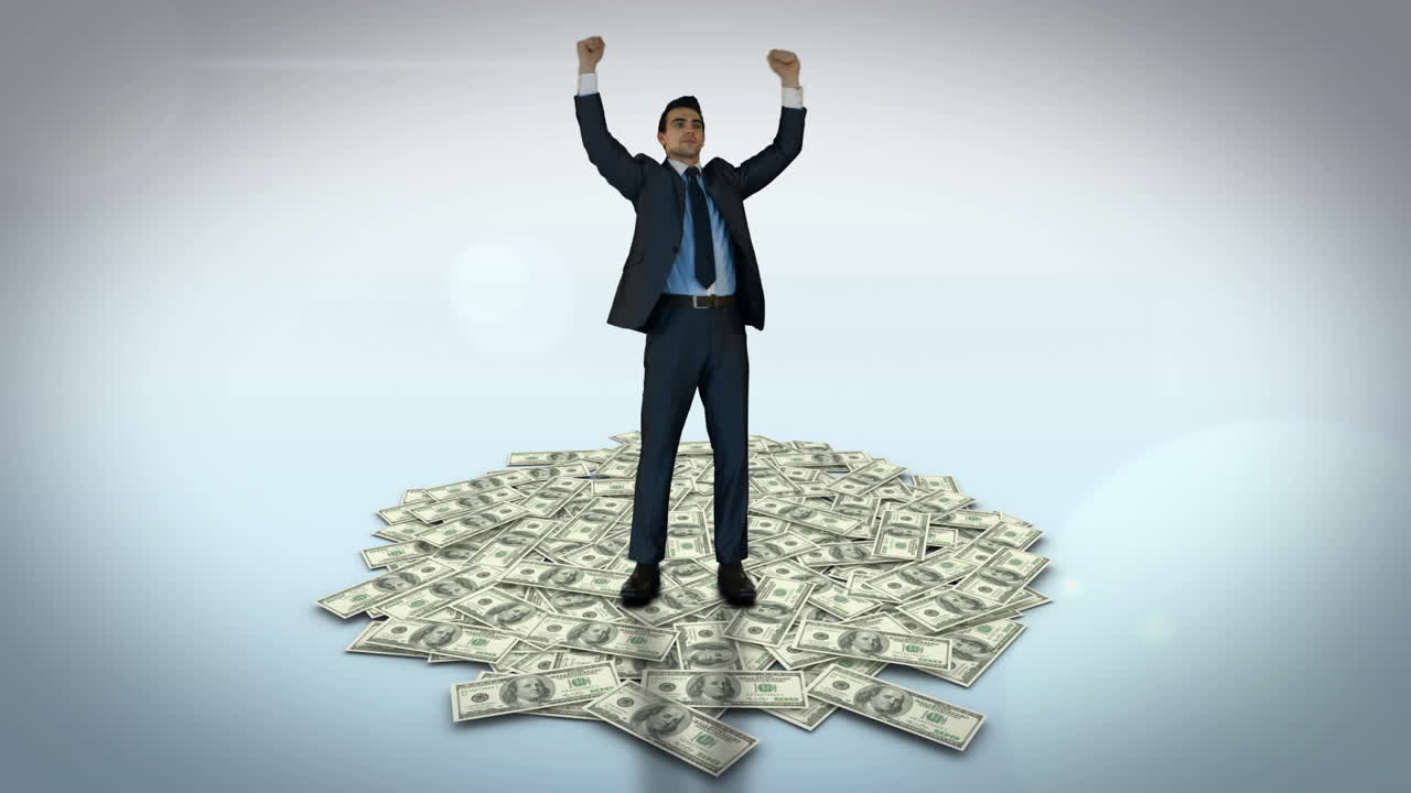 un hombre de negocios animando a la pila de dinero.