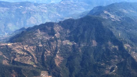 尼泊爾山<unk>的空中景色 散落在村莊和道路上