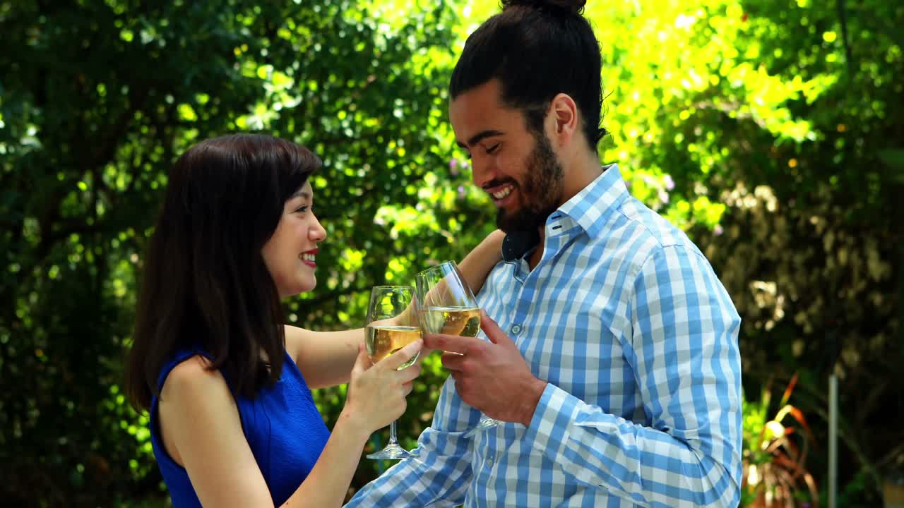 Coppia con bicchieri di vino 4k