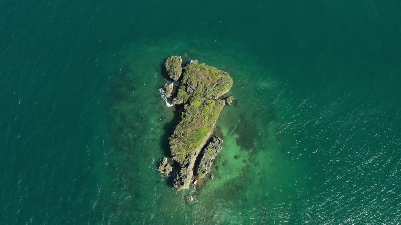 vista aérea aérea de una pequeña isla en aguas claras del pacífico acuático tropical en 4k