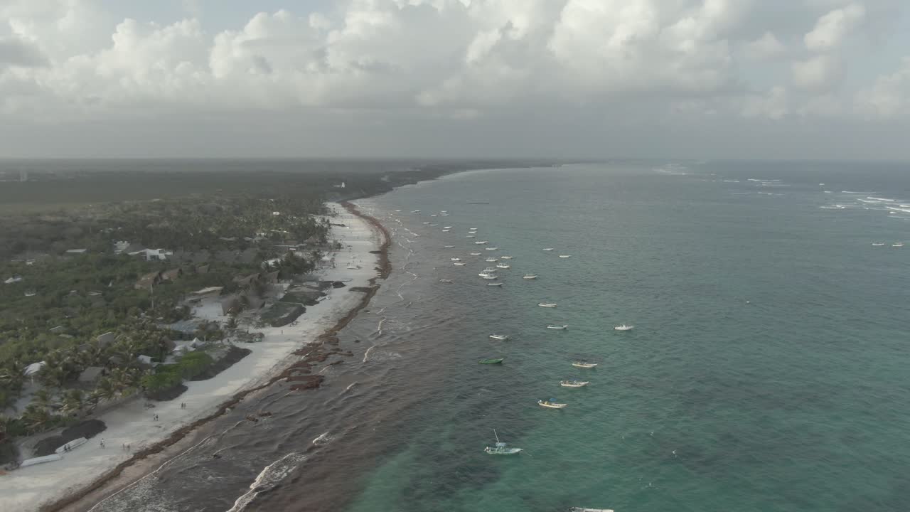vacaciones en playa tulum, playa paradisiaca en tulum, mar tomado por algas sargazos 4