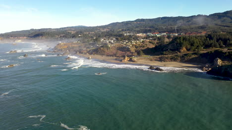 Brookings,-Southern-Oregon-Coast-coastline-with-homes,-residences-and-sea-stacks