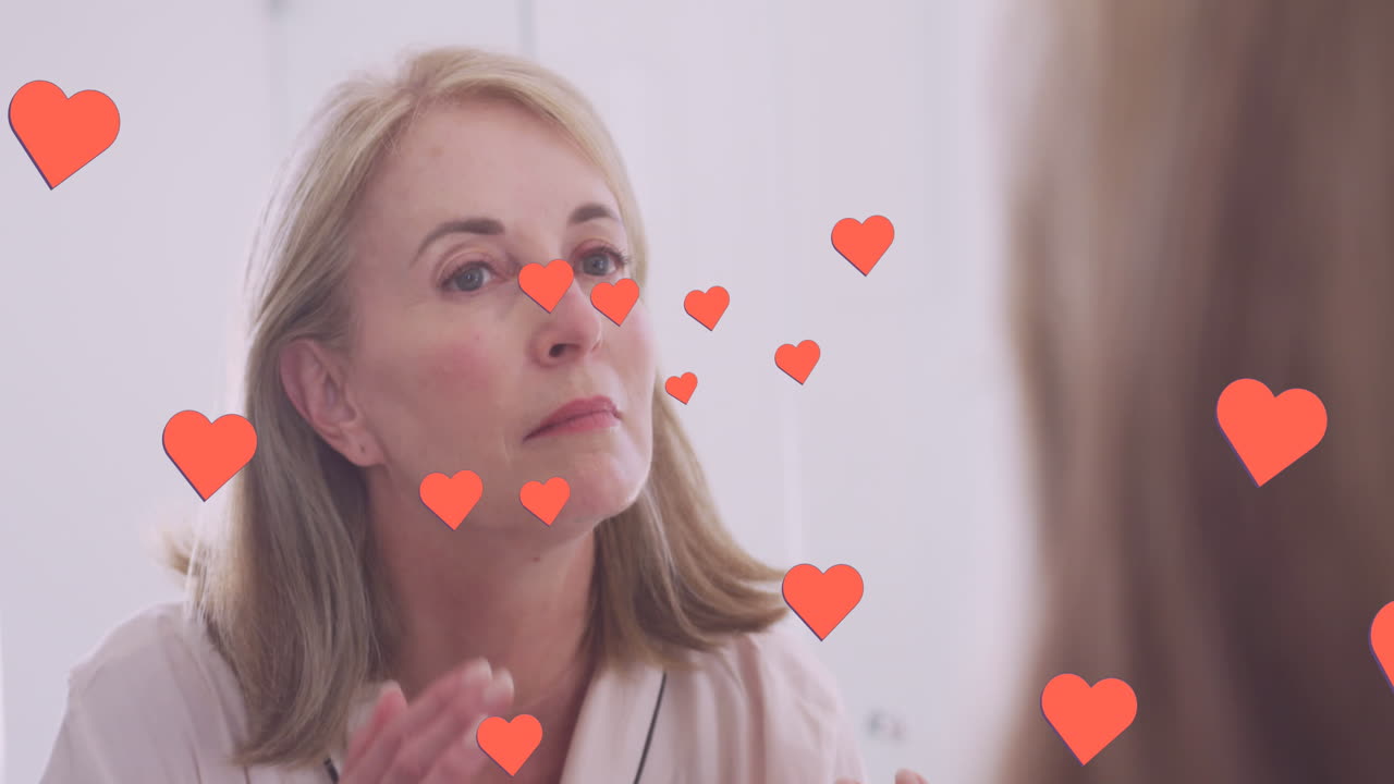 거울을 바라보는 백인 여성에 대한 마음의 애니메이션