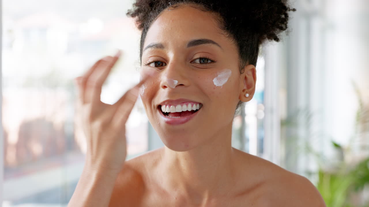 mujer negra, crema para la cara y loción de belleza feliz