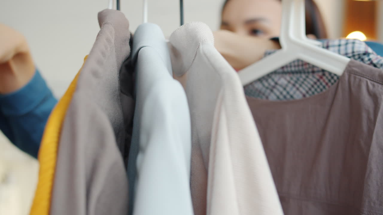 mujer comprando ropa