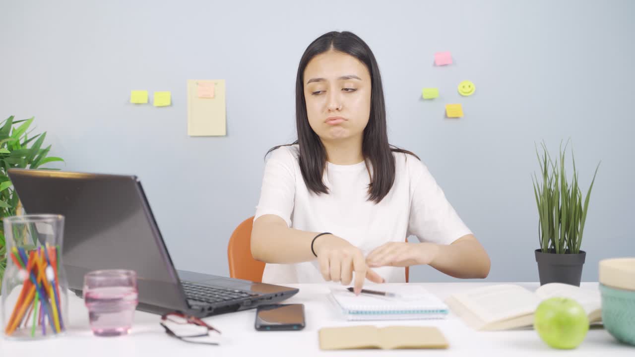 불행한 여성 학생이 그의 책상에 도착했습니다.