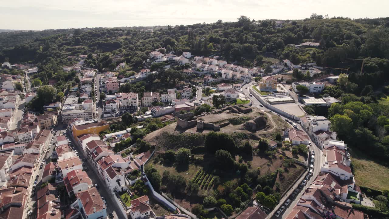 Ripresa aerea panoramica che cattura i resti storici del Castello di Alcobaça dall'alto, Portogallo.