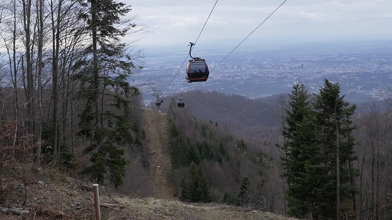 Telecabina con persone nella cabina che sale sulla montagna