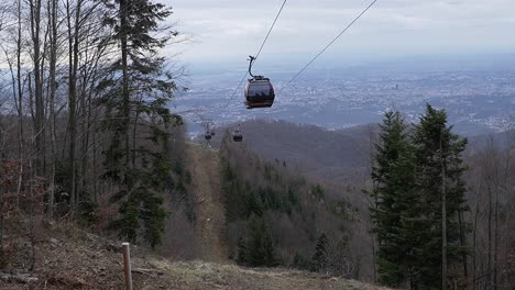 Seilbahn-Mit-Personen-In-Der-Kabine,-Die-Den-Berg-Hinaufgeht