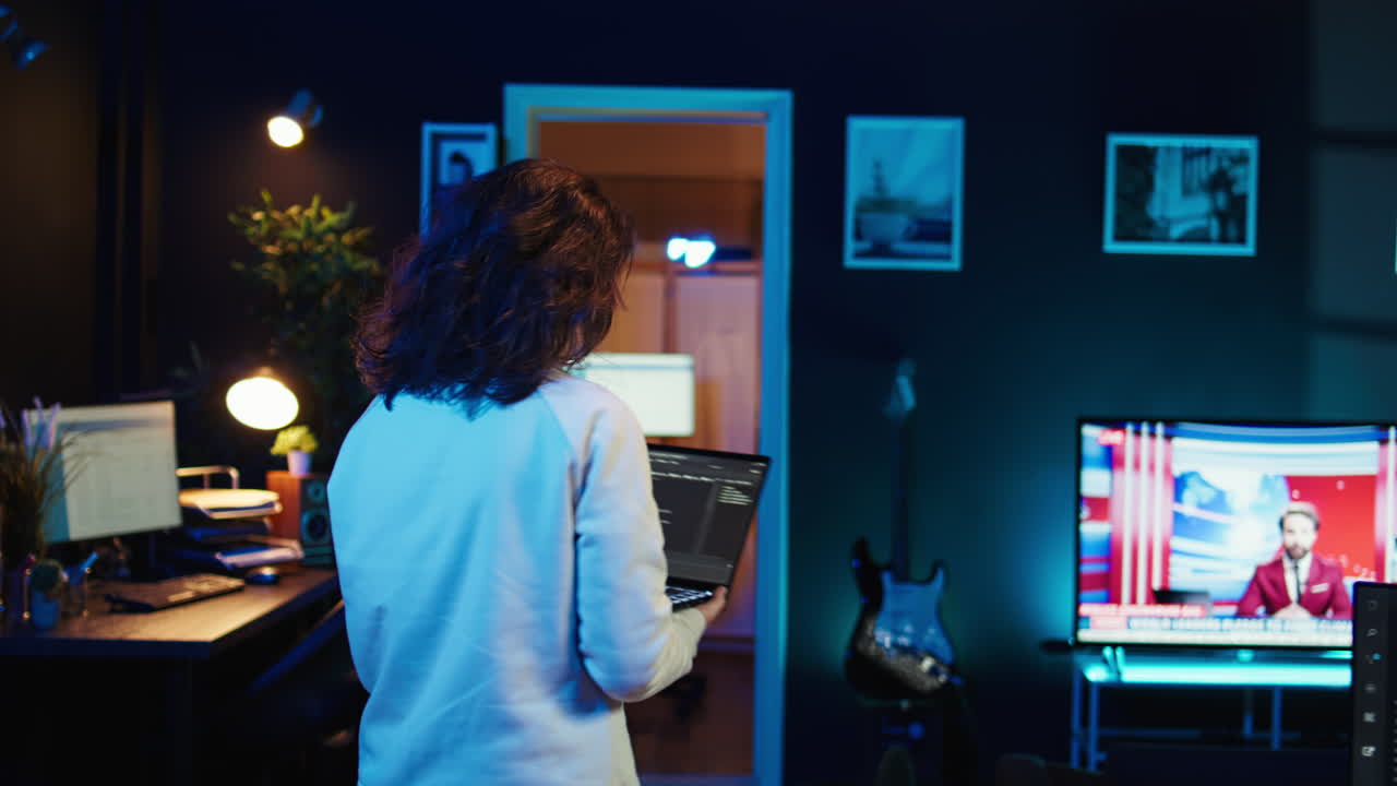 mujer caminando por el apartamento diseñando y desarrollando aplicaciones de software