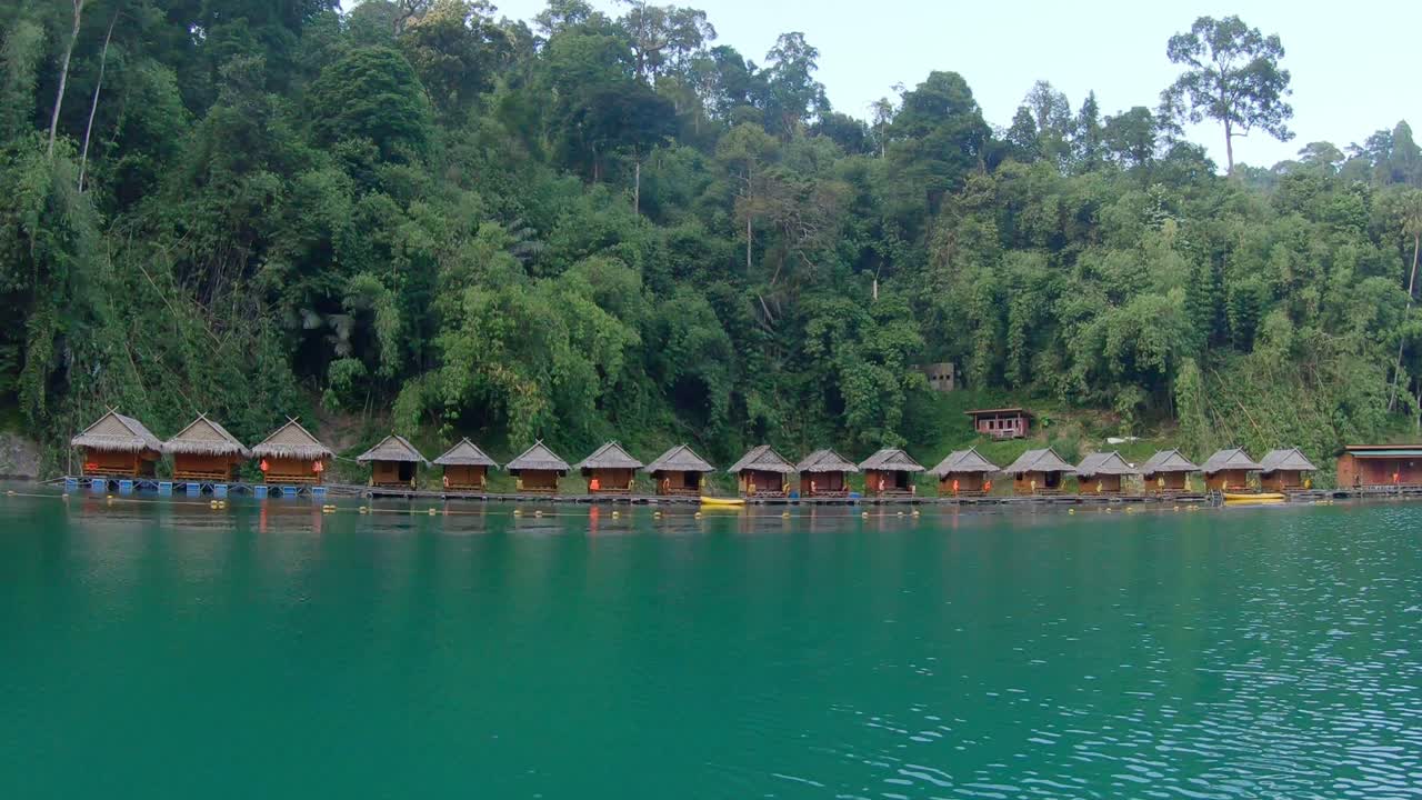 casas balsa de bambú en el lago cheow lan en el parque nacional de khao sok, tailandia