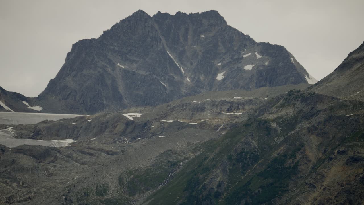 gran pico de montaña por encima de una cordillera