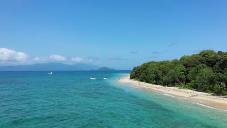 Eine-Luftaufnahme-Zeigt-Touristen,-Die-Den-Strand-Auf-Den-Frankland-Islands-Vor-Queensland-Australien-Genießen