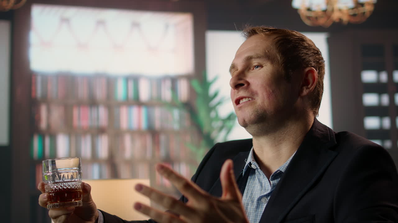 miembro de la sociedad de élite negociando con un socio sobre whisky mezclado