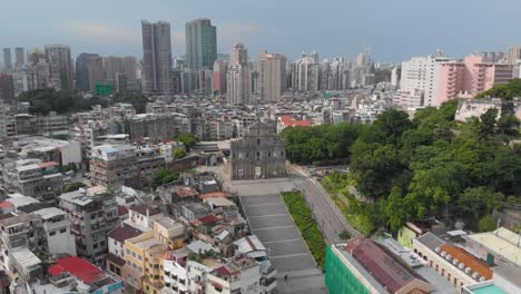 Amplia-Vista-Aérea-Giratoria-De-Las-Famosas-Ruinas-De-San-Pablo,-Macao