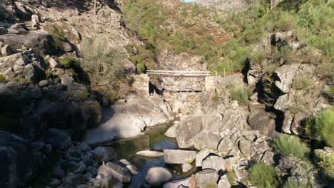 Luftaufnahme-Von-Flussfelsen-Und-Bäumen