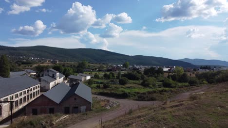 torre de mina antigua y edificios de una mina de carbón subterránea llamada pozo viejo en fabero vista aérea-3