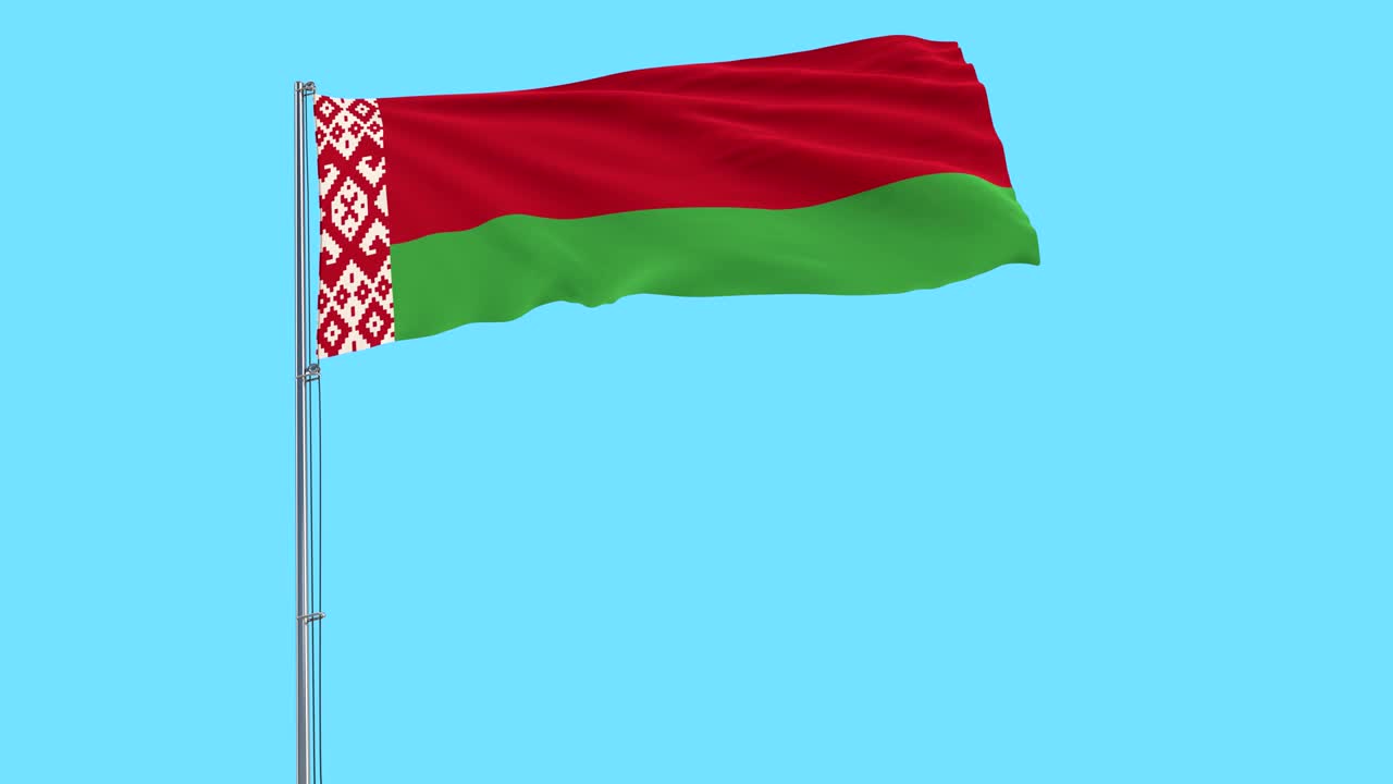 Isolierte Flagge von Belarus an einem Fahnenmast, die im Wind weht, auf blauem Hintergrund, 3D-Rendering.